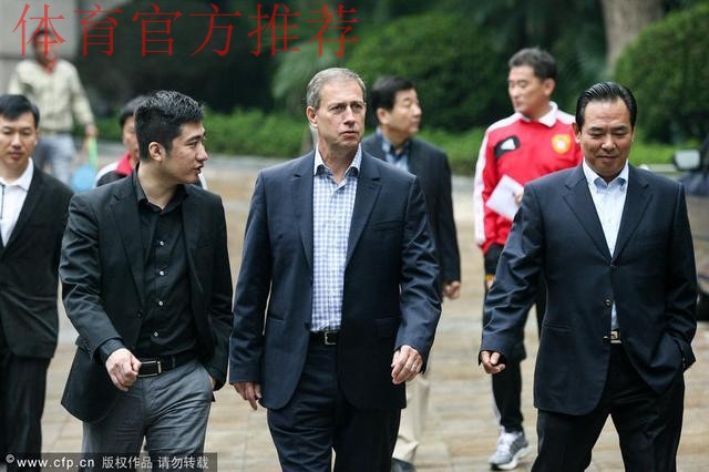 佩兰正式出任中国男足主教练 蔡振华赠送队服